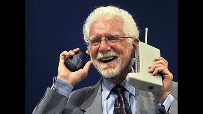 Cha đẻ của chiếc điện thoại di động đầu tiên trên thế giới là Martin Cooper. Khởi sinh, thiết bị này có trọng lượng tới 1kg, dung lượng pin phải mất 10 giờ để sạc đầy nhưng chỉ sử dụng được trong vòng nửa giờ. Vào ngày Cooper phát minh ra chiếc điện thoại này năm 1973, ông đã gọi cho một công ty đối thủ cạnh tranh và nói với họ rằng ông đang nói chuyện trên qua một chiếc điện thoại di động.