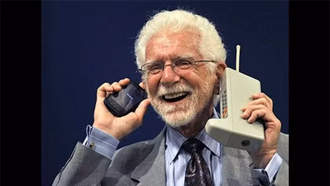 Cha đẻ của chiếc điện thoại di động đầu tiên trên thế giới là Martin Cooper. Khởi sinh, thiết bị này có trọng lượng tới 1kg, dung lượng pin phải mất 10 giờ để sạc đầy nhưng chỉ sử dụng được trong vòng nửa giờ. Vào ngày Cooper phát minh ra chiếc điện thoại này năm 1973, ông đã gọi cho một công ty đối thủ cạnh tranh và nói với họ rằng ông đang nói chuyện trên qua một chiếc điện thoại di động.