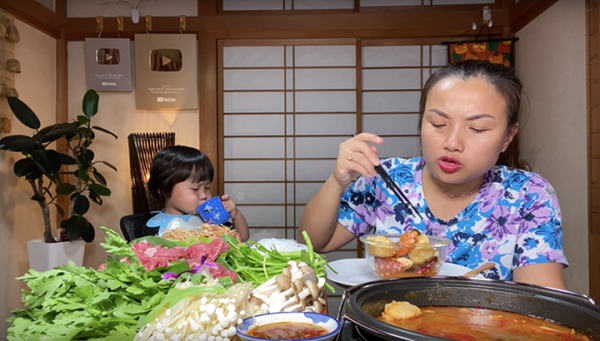 Với kênh Youtube đã hai lần đạt nút vàng, Quỳnh Trần tiết lộ mỗi video đạt 1 triệu lượt xem, nữ vlogger sẽ bỏ túi từ 300 – 380 USD (khoảng 7 triệu – 9 triệu đồng). Lượt xem cao hơn sẽ tương ứng với thu nhập nhiều hơn.