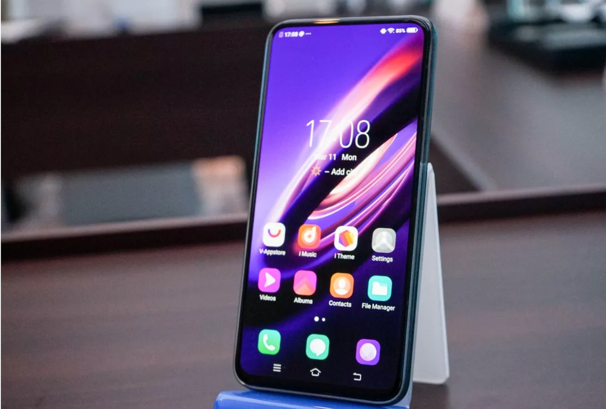 Chiếc Vivo Apex đưa ra ý tưởng về một chiếc điện thoại "True-Wireless" Nhà sản xuất điện thoại Trung Quốc Vivo đã ra mắt ý tưởng về điện thoại Apex không có cổng và không có phím vào năm ngoái, dựa trên một kẹp từ tính kết nối phía sau điện thoại để sạc. Nó cũng có các nút cảm ứng lực ảo thay vì nút vật lý, nhưng đây vẫn chỉ là ý tưởng và chưa sẵn sàng cho việc thương mại. Không có cổng cũng có nghĩa là bền hơn Bất cứ khi nào Apple khai tử một thứ gì đó thì một điệp khúc chỉ trích về sự lỗi thời, bảo thủ của Apple sẽ được bắt đầu. Một số người dùng iPhone cảm thấy Apple đang cố bắt ép người dùng phải chơi theo luật của mình. Ví dụ như chiếc iPhone 7 là minh chứng rõ ràng nhất. Bỏ những lời buộc tội đó sang một bên, việc khai tử cổng sạc Ligtning có thể giúp iPhone bền hơn. Cụ thể, không có cổng có nghĩa là ít đường nối hơn và do đó ít cơ hội để bụi và nước xâm nhập vào điện thoại hơn. Nó cũng có nghĩa là ít điểm dễ bị tổn thương hơn. Apple đã trang bị cho iPhone của mình những tính năng được thiết kế để cải thiện độ bền. Năm nay, công ty đặt trọng tâm vào màn hình Ceramic Shield cứng gấp 4 lần trên các mẫu iPhone 12 mới của mình. Apple cũng giới thiệu khả năng chống nước cho iPhone vào năm 2016.