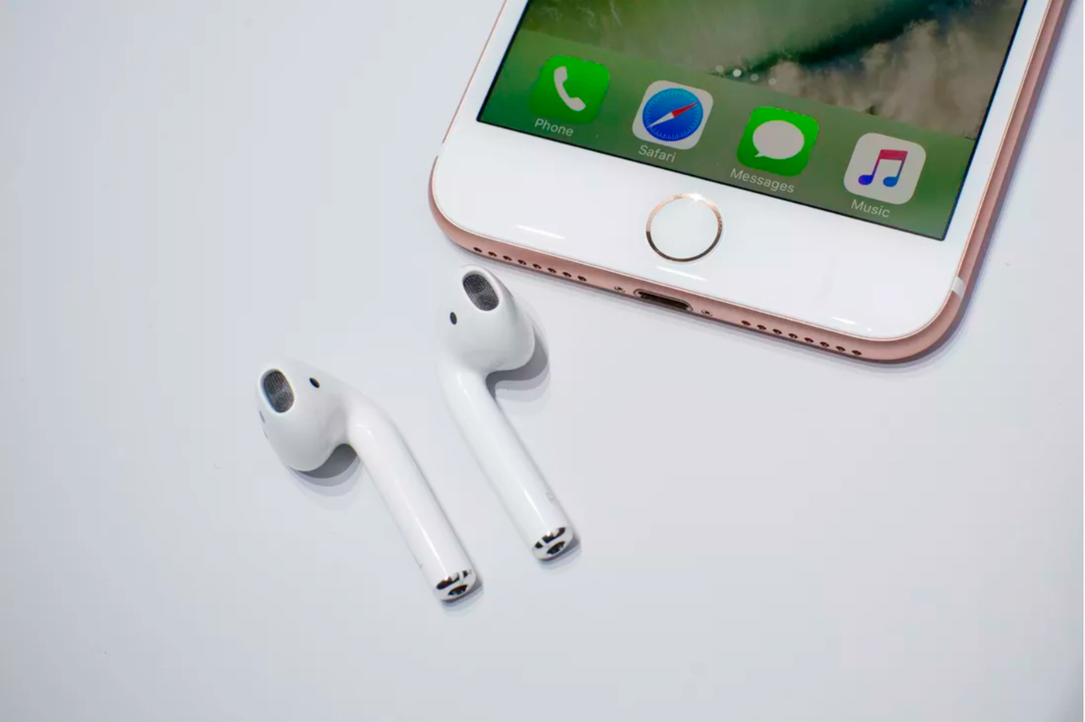 Tai nghe Airpods thế hệ đầu là thiết bị giao tiếp không dây nổi tiếng nhất của Apple tới thời điểm này. Will Wong - Giám đốc nghiên cứu tại Châu Á Thái Bình Dương của IDC cho biết: “Điện thoại thông minh là thiết bị có không gian hạn chế cho tất cả các thành phần, nhưng điều quan trọng là các nhà sản xuất điện thoại thông minh phải cung cấp nhiều chức năng tốt hơn hoặc nhiều hơn để duy trì tính cạnh tranh. Vì vậy, một chiếc điện thoại không cổng có thể là một xu hướng khó tránh khỏi." Một chiếc iPhone không cổng sạc sẽ cho phép Apple phân chia các model dễ hơn Nhà phân tích Ming Chi Kuo dự đoán rằng Apple sẽ tung ra một chiếc iPhone không cổng sạc vào năm 2021. Kuo cho biết rằng việc có một chiếc điện thoại không dây sẽ "tạo ra sự khác biệt hơn" giữa iPhone cao cấp và iPhone cơ bản. Theo tiêu chuẩn đặt tên của iPhone 12, điều này có nghĩa là có thể iPhone 13 Pro và 13 Pro Max sẽ không có cổng, trong khi iPhone 13 Mini và iPhone 13 thông thường sẽ giữ cổng Lightning. 