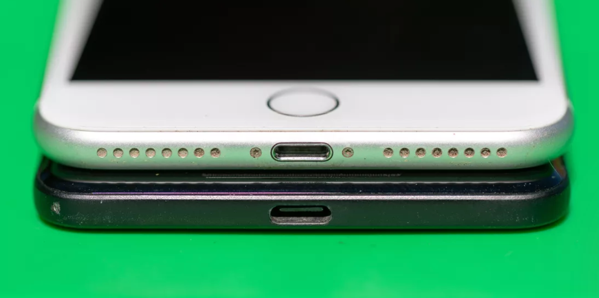 iPhone 7 với cổng Ligtning bên cạnh Google Pixel 2 cổng USB-C Steve Job đã từng chê bai tai nghe không dây một cách khôi hài: "Bạn lại muốn có thêm thứ phải sạc hay sao?". Tuy nhiên, cách mà Tim Cook làm đã đi ngược lại với triết lý đó, tai nghe TW Airpods ra đời là một lựa chọn hợp lý tại thời điểm đó. Và đây cũng là tín hiệu đầu tiên cho hệ sinh thái không dây của Apple phát triển. MagSafe là "trung gian" không dây với các phụ kiện có dây Sạc MagSafe là câu trả lời của Apple về tính năng sạc không dây cho iPhone 12. Tuy nhiên, để có thể thuyết phục người dùng khi khai tử cổng Lightning, Apple cần cung cấp một cầu nối không dây cho các phụ kiện có dây khác. MagSafe dường như phục vụ chính xác mục đích đó, mở ra khả năng cho một hệ sinh thái mới, kết nối các phụ kiện iPhone thông qua nam châm.