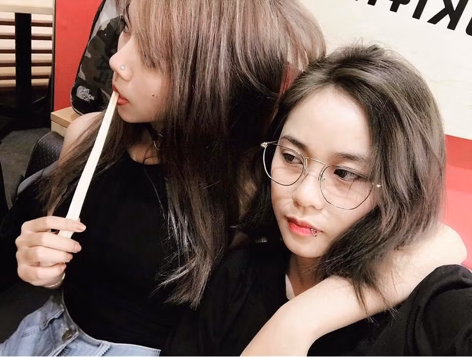 Bộ đôi này nhiều lần khiến fan tưởng họ đang yêu nhau thực sự nên ra sức "đẩy thuyền". Thậm chí, cặp đôi còn biết chiều lòng người hâm mộ bằng những khoảnh khắc tình bể bình như nắm tay vuốt má, ôm hôn...