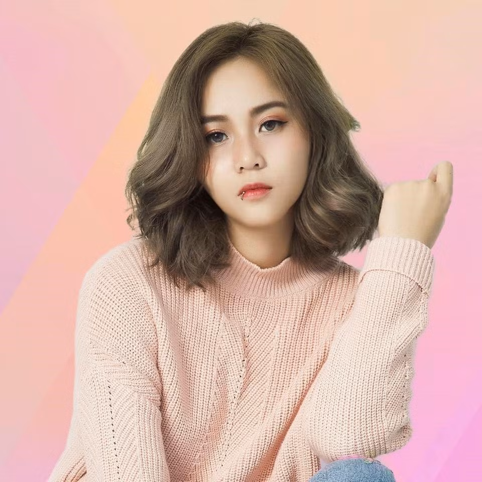  MisThy tên đầy đủ là Lê Thy Ngọc, sinh năm 1995. Đây là nữ streamer đầu tiên đạt 100.000 subcribers trên kênh YouTube cá nhân.