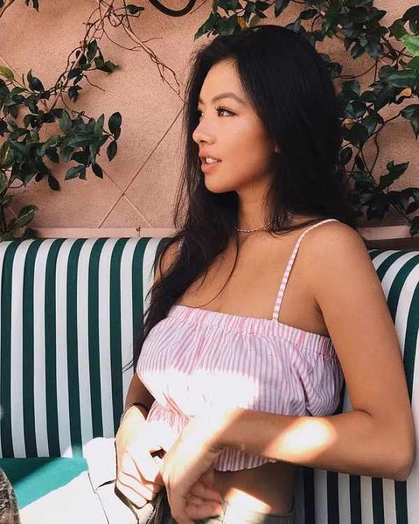 Được biết, Muni He sinh ra ở thành phố Thành Đô, Trung Quốc nhưng sau đó chuyển đến sống và học tập ở Mỹ, bởi vậy nhan sắc của nữ golfer xinh đẹp ít nhiều có sự pha trộn giữa phương Đông và phương Tây.