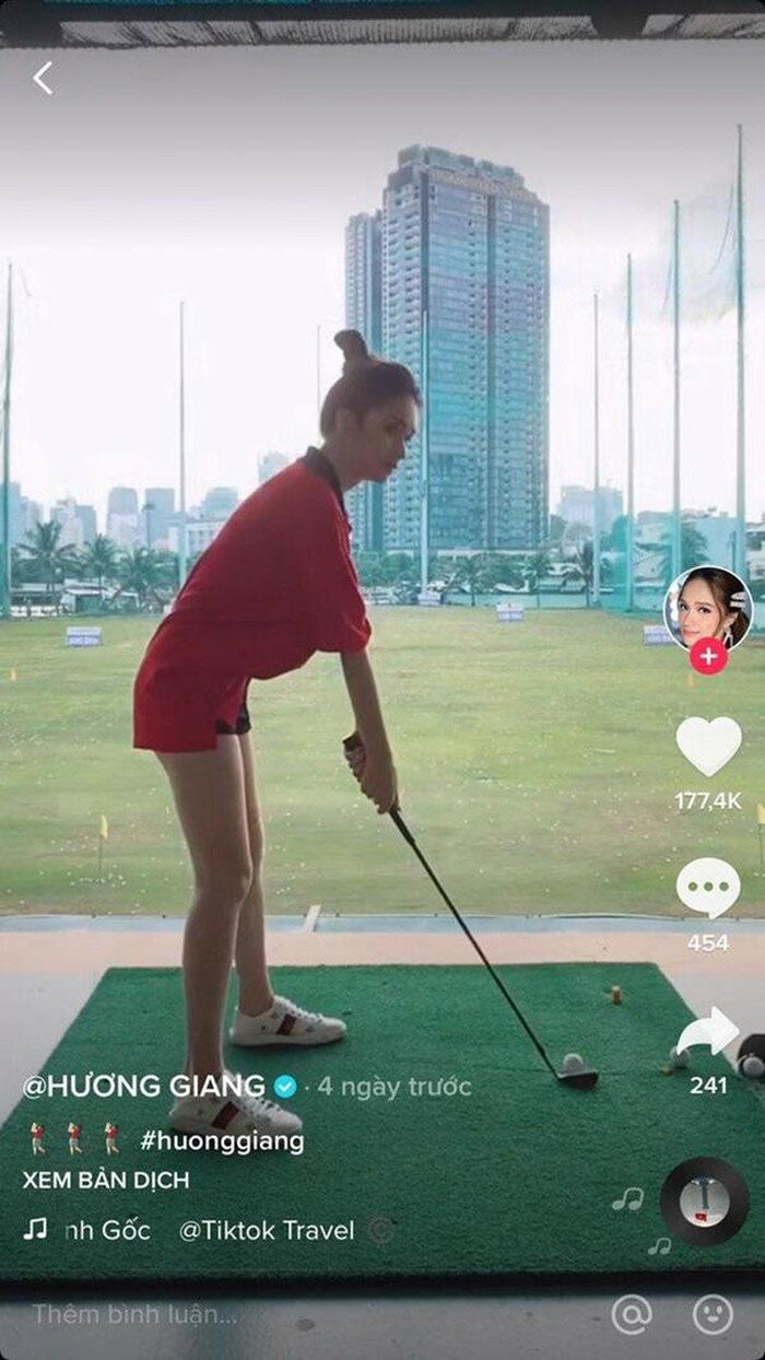 Đây không phải lần đầu tiên Hương Giang đánh golf, trước đó giọng ca Anh ta bỏ em rồi có thực hiện một video ngắn trên Tiktok. Trong clip, nàng hậu chỉ diện một chiếc áo phông big size cùng với quần short và mái tóc búi cao gọn gàng nhưng vẫn khoe trọn được vóc dáng mảnh mai, thanh thoát, đôi chân dài miên man