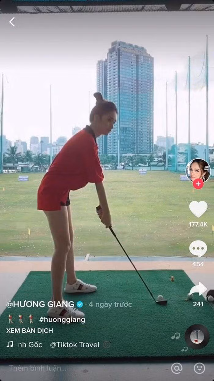 Đây không phải lần đầu tiên Hương Giang đánh golf, trước đó giọng ca Anh ta bỏ em rồi có thực hiện một video ngắn trên Tiktok. Trong clip, nàng hậu chỉ diện một chiếc áo phông big size cùng với quần short và mái tóc búi cao gọn gàng nhưng vẫn khoe trọn được vóc dáng mảnh mai, thanh thoát, đôi chân dài miên man