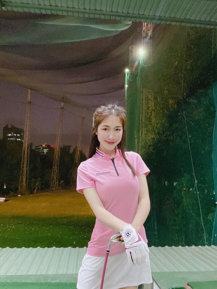 Hòa Minzy cũng gia nhập "hội chơi golf" của Vbiz với set đồ cực xinh xắn. Trông cô như nữ sinh với trang phục áo polo màu hồng và chân váy chữ A.