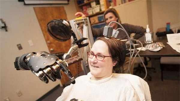 Một nhóm nhà khoa học ở TP.Pittsburgh (Mỹ) đã cấy 2 dải vi điện cực vào vỏ dây thần kinh não trái của người phụ nữ 52 tuổi để giúp bà ấy điều khiển tay giả bằng suy nghĩ. Người này bị liệt từ cổ xuống, không thể cử động được chân tay do thoái hóa tủy sống tiểu não.