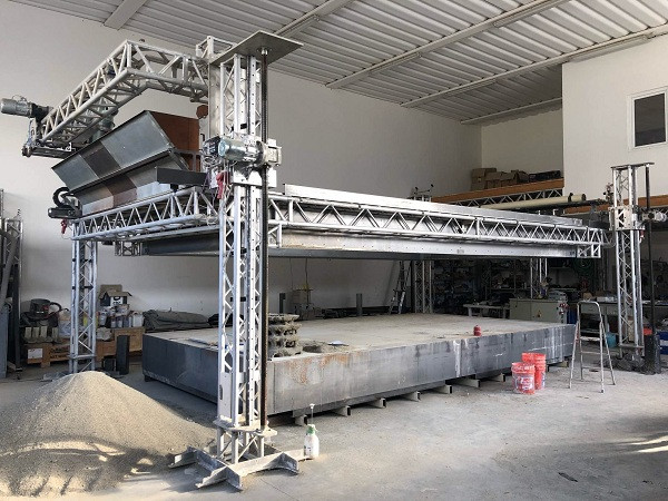 Enrico Dini từng có một ý tưởng khoa học công nghệ điên rồ đó là tạo nên những ngôi nhà từ máy in nhà 3D và điều đó đã thành hiện thực. Dini in một ngôi nhà 2 tầng nhanh gấp 4 lần so với phương pháp xây dựng thông thường, sử dụng loại bê tông cốt sợi.