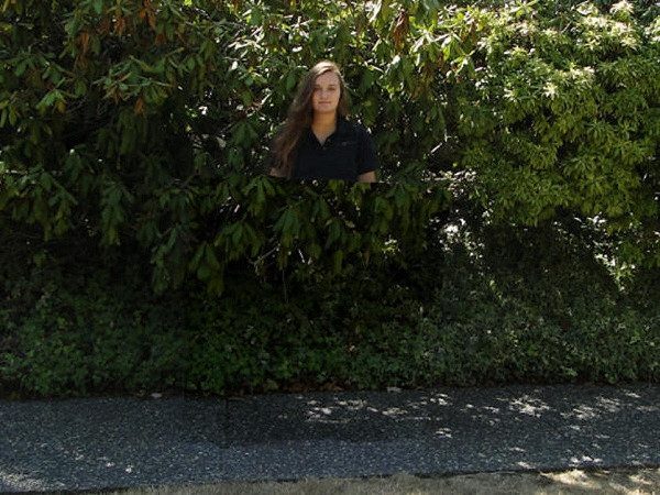 Áo khoác tàng hình mà bạn từng thấy trong bộ truyện Harry Potter đình đám không còn là một ý tưởng điên rồ mà thực tế đã trở thành sự thật. Năm 2012, công ty HyperStealth Biotechnology ra mắt chiếc áo khoác tàng hình làm từ vật liệu lượng tử, có thể bẻ cong ánh sáng rọi vào vật thể và nó được dự kiến sử dụng trong quan đội.