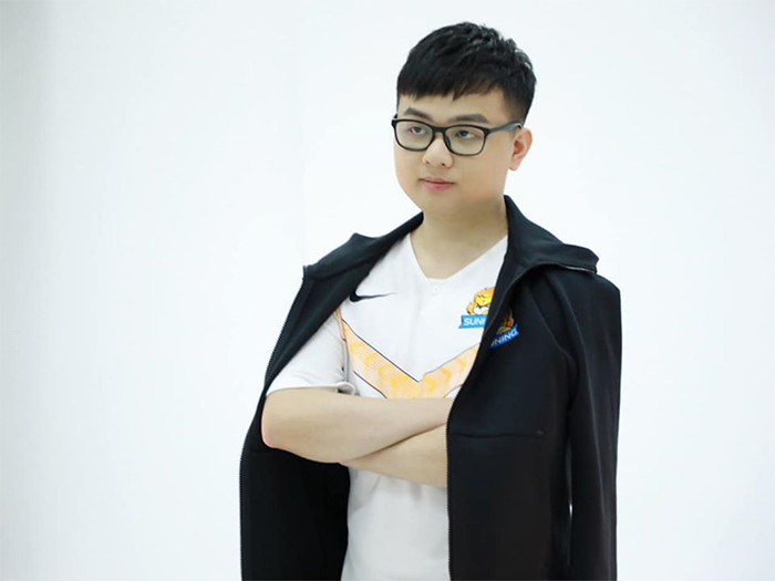 Với tài năng đó, thu nhập của SofM cũng không phải dạng vừa. Theo thông tin từ một cựu nhân viên LPL, lương của SofM được hưởng ở Suning không dưới 20 triệu nhân dân tệ, tức khoảng 5,5 tỷ đồng/tháng.