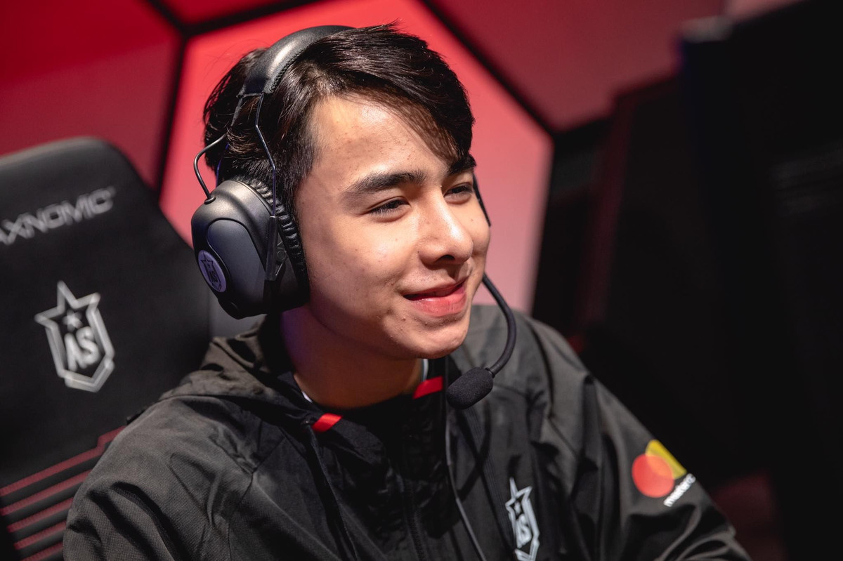 Hiện tại, Zeros đang thi đấu cho đội tuyển EVOS Esports với một mức lương không được tiết lộ.