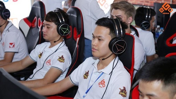 Một tên tuổi làng eSports Việt Nam không kém cạnh gì là thần đồng AoE Chim Sẻ Đi Nắng - Nguyễn Đức Bình.