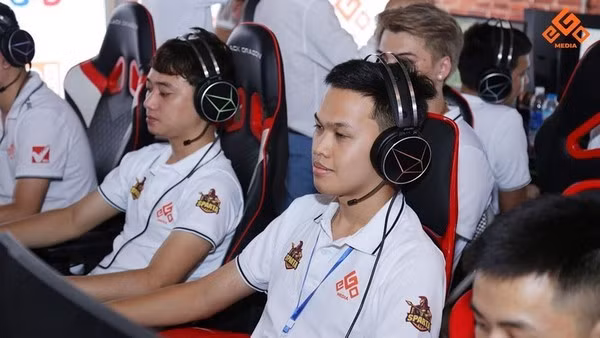 Một tên tuổi làng eSports Việt Nam không kém cạnh gì là thần đồng AoE Chim Sẻ Đi Nắng - Nguyễn Đức Bình.