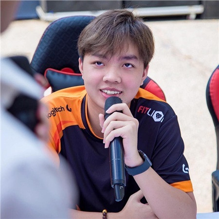 Được biết, ADC đã bỏ túi khoảng 200 triệu đồng tiền thưởng trong 6 tháng không kể khoản lương không được tiết lộ và thu nhập khác. Mời quý độc giả đón xem thêm video: Gman và những kỉ niệm với "Chim Sẻ Đi Nắng" - Nguồn: KÊNH VTC1