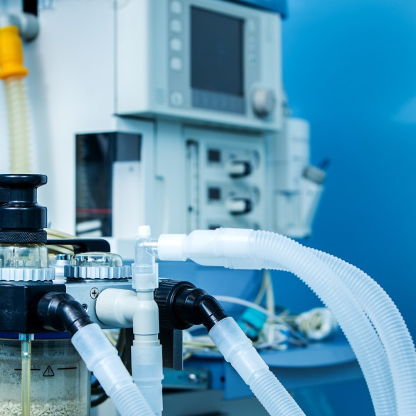 Nhóm nghiên cứu có tên E-Vent, được thành lập vào ngày 12/3 với thành viên là các bác sĩ lành nghề, các kỹ sư cơ khí, điện tử và máy tính để đảm bảo cỗ máy hoạt động được tốt nhất.