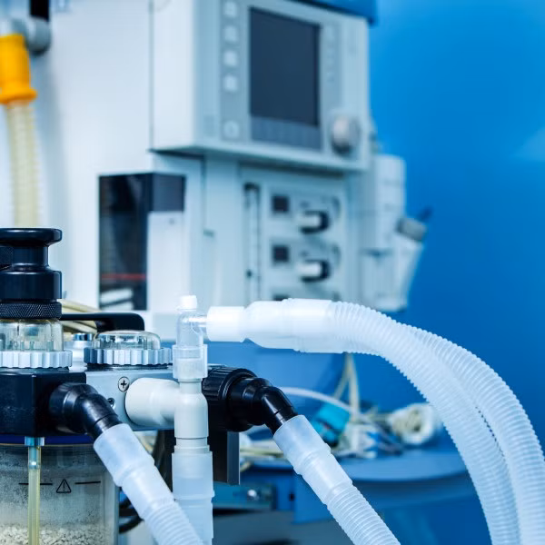 Nhóm nghiên cứu có tên E-Vent, được thành lập vào ngày 12/3 với thành viên là các bác sĩ lành nghề, các kỹ sư cơ khí, điện tử và máy tính để đảm bảo cỗ máy hoạt động được tốt nhất.