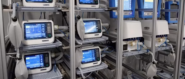 Máy thở, hay máy thông khí cơ học, là thiết bị y tế giúp giữ cho bệnh nhân suy hô hấp trao đổi oxy và cacbonic khi họ không còn tự hít thở được nữa. Trên thị trường, mỗi máy như vậy có thể có giá lên tới 30.000 USD (tương đương 700 triệu VNĐ).