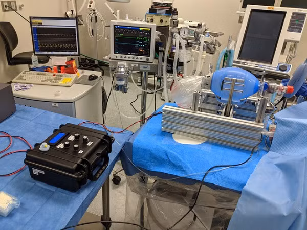 Máy thở từ MIT có giá chưa đến 100 USD. Máy bao gồm một bóng Ambu, là một quả bóng thở bóp tay thường được các bác sĩ sử dụng trong trường hợp cấp cứu bệnh nhân ở hiện trường tai nạn, nơi máy thở không có sẵn.