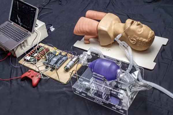 Khi luồng khí CO2 từ bệnh nhân được truyền qua một đường ống sang bóng Ambu, nó sẽ được truyền tiếp đến một bộ phận khác làm nhiệm vụ điều chỉnh và tạo ẩm phủ hợp cho luồng khí.