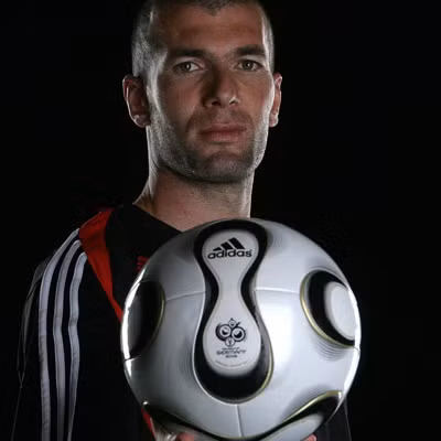 Tại World Cup 2002, hãng Addidas lại cho trình lạng trái bóng Fevernova với lớp lót dày hơn tăng độ chính xác khi sút cho các cầu thủ. Teamgeist tại World Cup 2006 lần này lại tiếp tục là một cải tiến mới nữa của Addidas. Hãy quên đi dạng bóng Buckminster với những miếng ghép hình lục giác và ngũ giác.