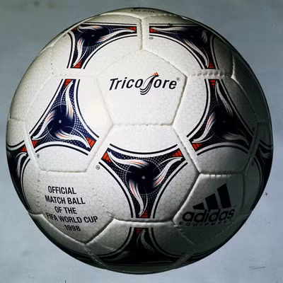 Trái bóng Etrvsco tại World Cup 1990 là trái bóng đầu tiên có lớp lót bằng xốp polyurethane đen và trái bóng Questra ở World Cup 1994 đã hoàn thiện lớp lót này giúp trái bóng không những chống thấm hiệu quả còn giúp cầu thủ tạo độ xoáy cao hơn cho trái bóng khi sút và điều khiển trái bóng dễ dàng hơn. Trái bóng Tricolore ở France 98 lại là đột phá về công nghệ in giúp trái bóng có lớp vỏ mỏng hơn mà vẫn chắc chắn điều này khiến trái bóng nhẹ hơn tạo điều kiện cho các cầu thủ phát huy các kỹ thuật cá nhân.