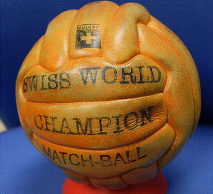 Quả bóng có kết cấu bằng các dải da dài dùng tại World Cup 1958. Các nhà sản xuất bổ sung thêm một lớp lót bằng vải cực bền để cố định hình dạng quả bóng, giúp hấp thu chấn động tốt hơn. Những quả bóng ban đầu chỉ có màu da xám tự nhiên, sau đó là màu trắng do thuộc da cho thật sạch màu. Rồi đến những quả bóng màu cam để thi đấu vào mùa đông mặt sân đầy tuyết để cầu thủ dễ quan sát bóng.
