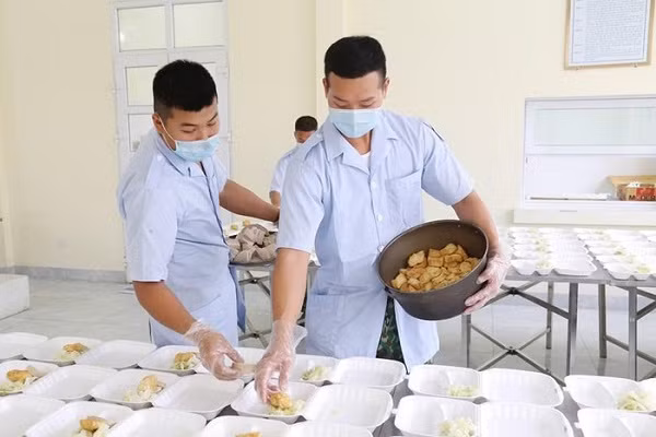 Để bảo đảm điều kiện tốt nhất cho những người cách ly, các đơn vị đã chủ động lực lượng phục vụ, cơ sở vật chất, quân y, hậu cần với tinh thần quân đội đi đầu trong phòng, chống dịch, bảo vệ sức khỏe cho nhân dân. (Ảnh: Dương Giang/TTXVN)