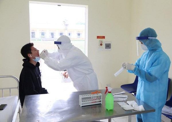 Nhân viên y tế theo dõi, thăm khám sức khỏe hằng ngày cho những người thực hiện cách ly tại các đơn vị quân đội. (Ảnh: Dương Giang/TTXVN)