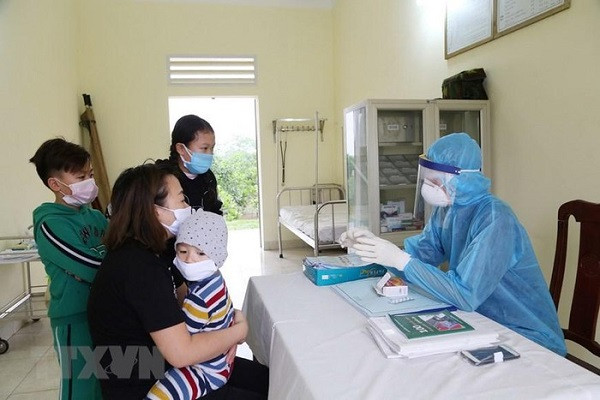 Nhân viên y tế theo dõi, thăm khám sức khỏe hằng ngày cho những người thực hiện cách ly tại các đơn vị quân đội. (Ảnh: Dương Giang/TTXVN)