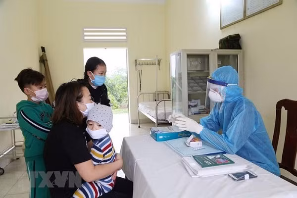 Nhân viên y tế theo dõi, thăm khám sức khỏe hằng ngày cho những người thực hiện cách ly tại các đơn vị quân đội. (Ảnh: Dương Giang/TTXVN)