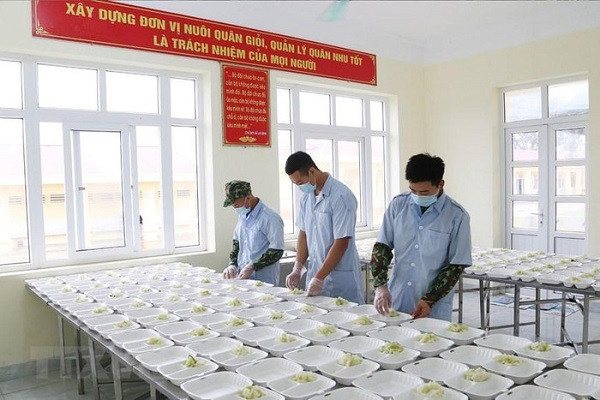 Các chiến sỹ Trung đoàn 58, Sư đoàn 308 (Quân đoàn 1) chuẩn bị lương thực, thực phẩm chăm lo bữa ăn cho người thực hiện cách ly tập trung tại đơn vị. (Ảnh: Dương Giang/TTXVN)