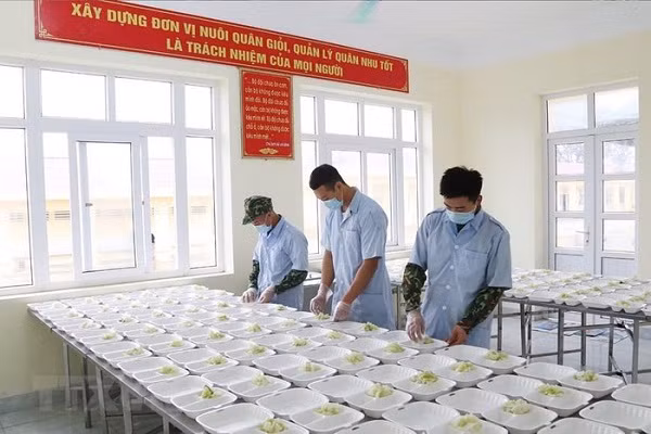 Các chiến sỹ Trung đoàn 58, Sư đoàn 308 (Quân đoàn 1) chuẩn bị lương thực, thực phẩm chăm lo bữa ăn cho người thực hiện cách ly tập trung tại đơn vị. (Ảnh: Dương Giang/TTXVN)