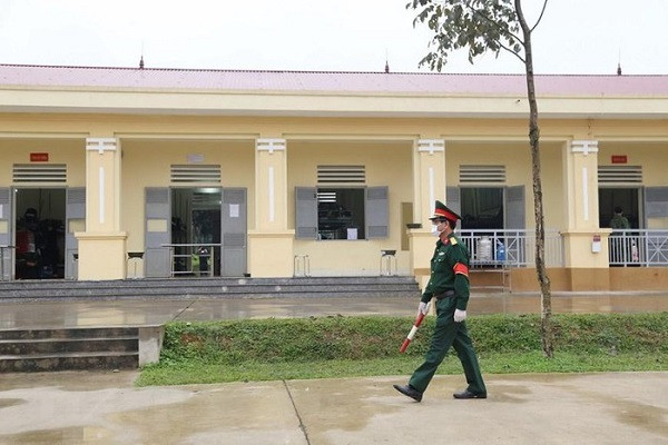 Kiểm soát, tuần tra đảm bảo an ninh, an toàn khu vực cách ly. (Ảnh: Dương Giang/TTXVN)