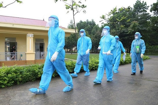 Nhân viên y tế đi theo dõi, thăm khám sức khỏe hằng ngày cho những người thực hiện cách ly tại các đơn vị quân đội. (Ảnh: Dương Giang/TTXVN)