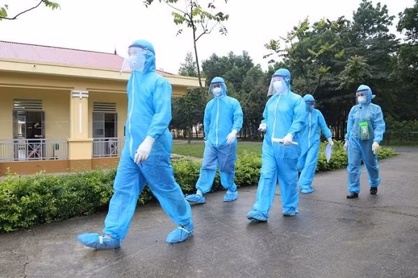 Nhân viên y tế đi theo dõi, thăm khám sức khỏe hằng ngày cho những người thực hiện cách ly tại các đơn vị quân đội. (Ảnh: Dương Giang/TTXVN)