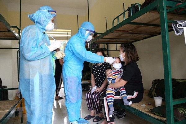 Nhân viên y tế theo dõi, thăm khám sức khỏe hằng ngày cho những người thực hiện cách ly tại các đơn vị quân đội. (Ảnh: Dương Giang/TTXVN)