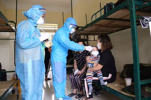 Nhân viên y tế theo dõi, thăm khám sức khỏe hằng ngày cho những người thực hiện cách ly tại các đơn vị quân đội. (Ảnh: Dương Giang/TTXVN)