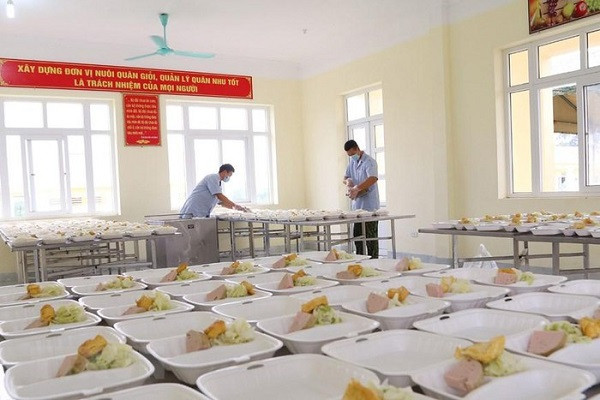 Các chiến sỹ Trung đoàn 58, Sư đoàn 308 (Quân đoàn 1) chuẩn bị lương thực, thực phẩm chăm lo bữa ăn cho người thực hiện cách ly tập trung tại đơn vị. (Ảnh: Dương Giang/TTXVN)