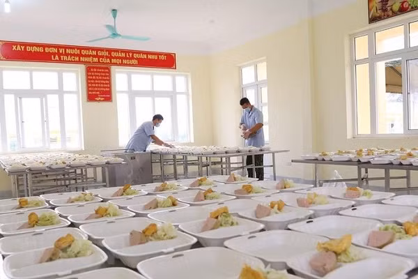 Các chiến sỹ Trung đoàn 58, Sư đoàn 308 (Quân đoàn 1) chuẩn bị lương thực, thực phẩm chăm lo bữa ăn cho người thực hiện cách ly tập trung tại đơn vị. (Ảnh: Dương Giang/TTXVN)