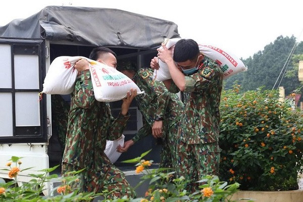 Các chiến sỹ Trung đoàn 58, Sư đoàn 308 (Quân đoàn 1) chuẩn bị lương thực, thực phẩm chăm lo bữa ăn cho người thực hiện cách ly tập trung tại đơn vị. (Ảnh: Dương Giang/TTXVN)