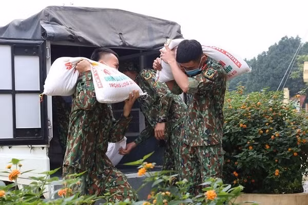 Các chiến sỹ Trung đoàn 58, Sư đoàn 308 (Quân đoàn 1) chuẩn bị lương thực, thực phẩm chăm lo bữa ăn cho người thực hiện cách ly tập trung tại đơn vị. (Ảnh: Dương Giang/TTXVN)