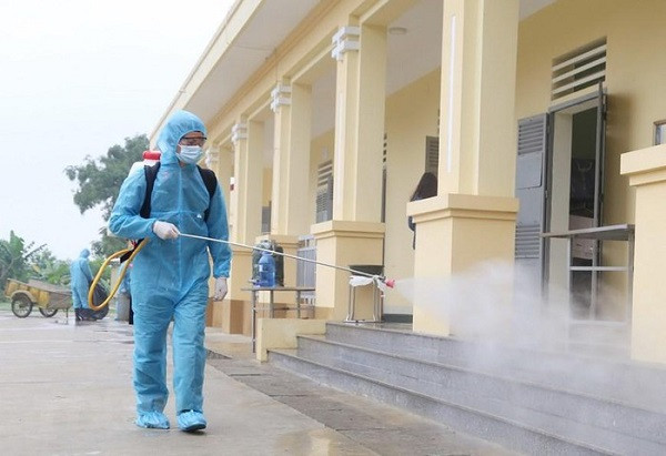 Lực lượng khử trùng, xử lý môi trường xung quanh khu vực cách ly nhằm hạn chế lây lan dịch bệnh. (Ảnh: Dương Giang/TTXVN)