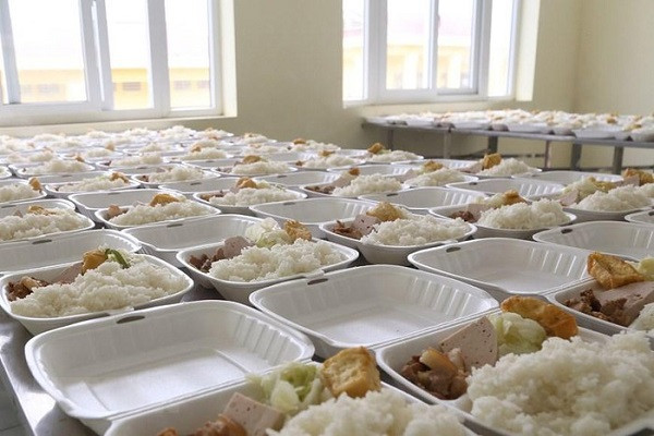 Suất ăn đảm bảo dinh dưỡng cho người thực hiện cách ly tập trung tại các đơn vị quân đội. (Ảnh: Dương Giang/TTXVN)