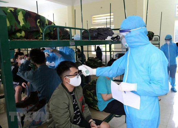 Nhân viên y tế theo dõi, thăm khám sức khỏe hằng ngày cho những người thực hiện cách ly tại các đơn vị quân đội. (Ảnh: Dương Giang/TTXVN)