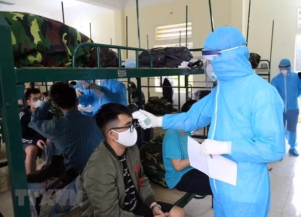 Nhân viên y tế theo dõi, thăm khám sức khỏe hằng ngày cho những người thực hiện cách ly tại các đơn vị quân đội. (Ảnh: Dương Giang/TTXVN)