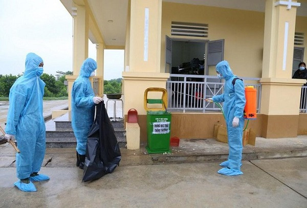 Lực lượng khử trùng, xử lý môi trường xung quanh khu vực cách ly nhằm hạn chế lây lan dịch bệnh. (Ảnh: Dương Giang/TTXVN)