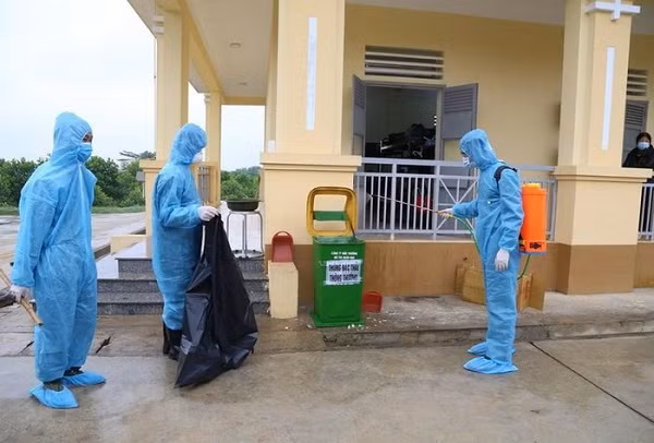 Lực lượng khử trùng, xử lý môi trường xung quanh khu vực cách ly nhằm hạn chế lây lan dịch bệnh. (Ảnh: Dương Giang/TTXVN)