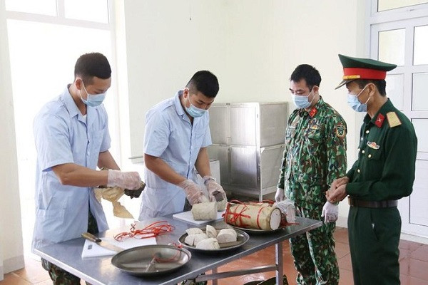 Anh nuôi của các đơn vị quân đội chuẩn bị suất ăn đảm bảo dinh dưỡng cho người thực hiện cách ly tập trung tại các đơn vị quân đội. (Ảnh: Dương Giang/TTXVN)